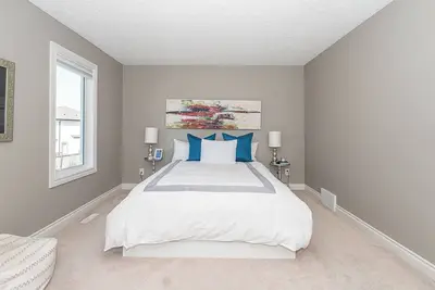 Image de Beautiful and spacious 3 bedroom home in Windermere, Edmonton