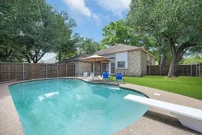 Image de Modern Home in Plano with Pool, Ping-Pong, & Air Hockey