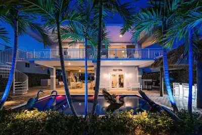 Image de Beautiful two- story beach house