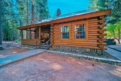 Image de Cozy Log Cabin w/ Hot Tub | Lassen Forest Retreat