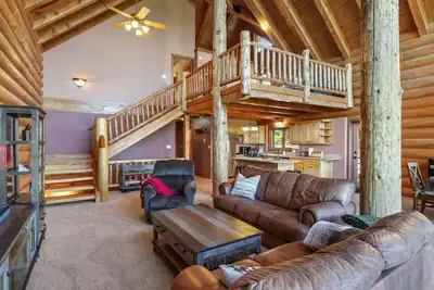 Image de Midway Hillside Cabin Getaway | Hot Tub & Games