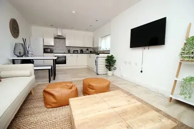 Image de Rustic Elegant Retreat Opposite Stadium