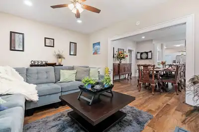 Image de Bungalow Retreat-Fire pit/Patio/Games/Relaxing Front Porch/Parking Spaces