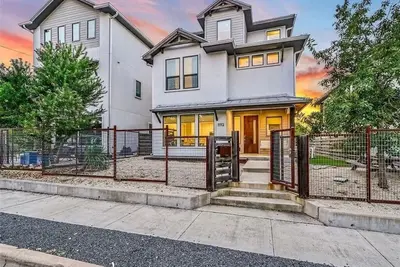 Image de Cityscape Retreat | Sleeps 14 | City Views + Grill