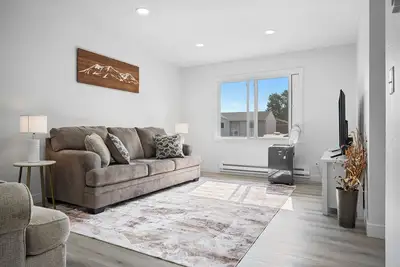 Image de 3-bedroom townhome in charming Gillette with an unbeatable location.