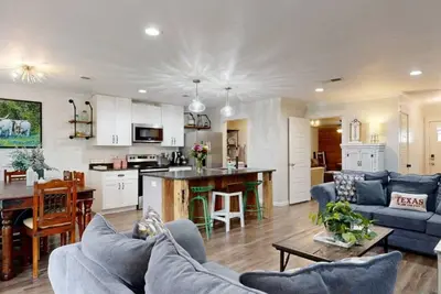 Image de 2 Living Rooms, PlayStation Game System, Multiple Sleeping Areas, Pet Friendly!