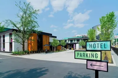 Image de 2 Trailer King Units! Outdoor Pool, Garden Terrace, & Fenway Theater!