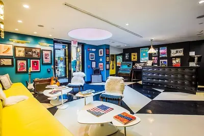 Image de Twin Backstage Kings w/ Poolside Lounge, & Parking, Pet Friendly!