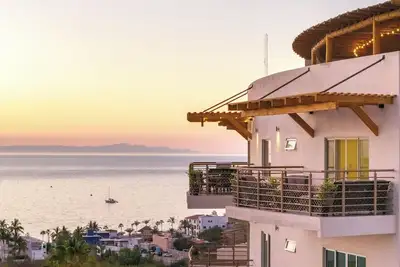 Image de Stunning top-floor Condo with city and ocean views that take your breath away