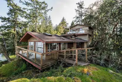 Image de Oceanfront Escape in East Sooke – Rustic Treehouse in the woods