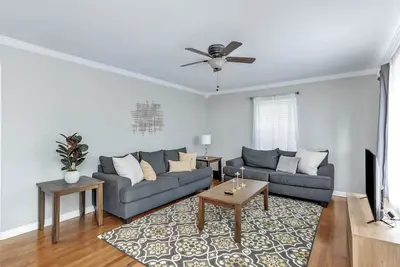 Image de 3 Bedroom Home Nestled in Quiet Neighborhood