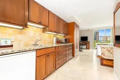 Image de Ocean Breeze Retreat w/ Private Lanai Near Everything! Outdoor Pool, Kitchenette
