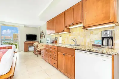 Image de Relaxing Room Steps from Waikiki Beach Perfect for Families! Outdoor Pool