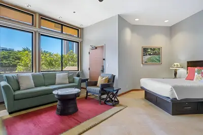 Image de Comfort and Convenience! Full Kitchen, Balcony, Outdoor Pool! Beach Access