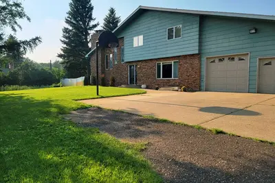 Image de Big house, big yard in the middle of Dickinson. Very private and peaceful.