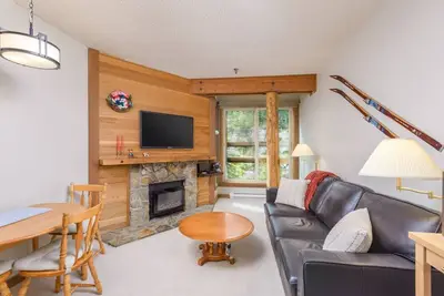 Image de Slopeside Timber Nook - Ski-in/out + private sauna