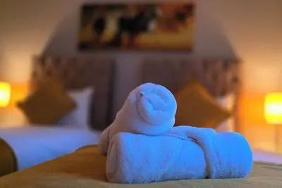 Image de Elegant City-Centre Retreat | 2bd 2ba w/ Juliet Balcony & Modern Comforts