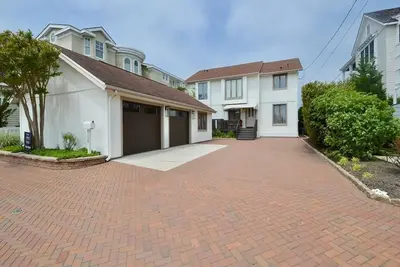 Image de Recently Renovated Serene Bayfront Home