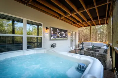 Image de Golden Tee Haus Hot Tub•Pool Table•Screened in porch w/ Fireplace•Dog Friendly
