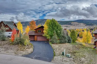 Image de Tranquil luxury Dillon home 5br + HotTub + Heated Garage available 30+ days