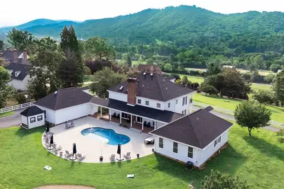 Image de Burney Mountain Pool Estate | Luxury 5br w/ Pool & Views | 20 Min to Asheville