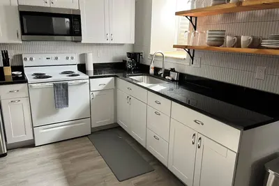 Image de Spacious, sunny, lower-level mother-in-law suite in convenient Sandy location