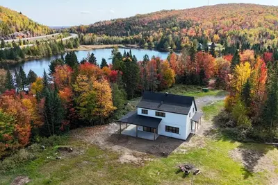 Image de Chalet Bèlkay |1h de Montréal | Lac, spa, foyer extérieur, moderne et familial.