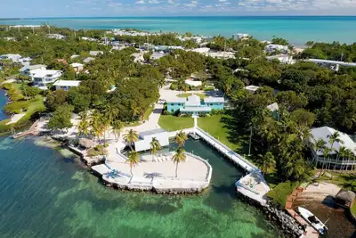 Image de Sprawling Bayfront Estate in Heart of Islamorada with Deep Dockage, Heated Pool, Kayaks and More!