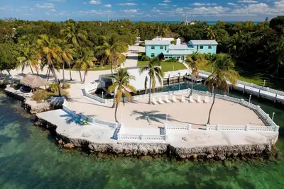 Image de Spacious Bayfront Home with Heated Pool, Deep Dockage, Kayaks and More
