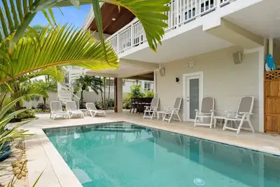Image de Modern Home with Backyard Oasis — Heated Pool, Putting Green, Bar, Grills, and Dock