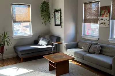 Image de Modern Condo In Trendy Neighborhood