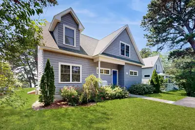 Image de Bright and beautiful bayfront getaway with water access, WiFi, & washer/dryer