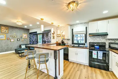 Image de Festive Decor + Delightful Snacks! Cornelius Home