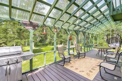 Image de Private Hot Tub: 'Enchanted Hideaway' in Lincoln!