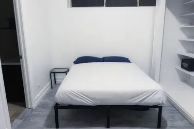 Image de Private 2br/2ba Suites, Desk, Kitchenette, Lake Access, Morse Cta, Loyola Campus