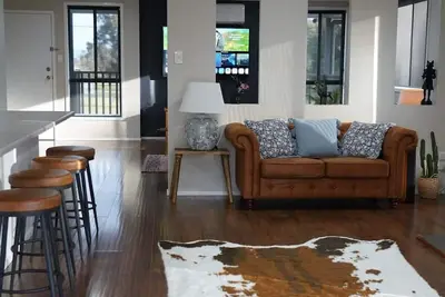 Image de Executive Home With Fireplace