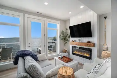 Image de Lakeside Haven Escape W/ hot tub + Kayaks!