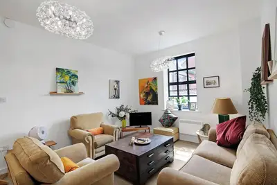 Image de Stylish 2-bed flat in central Norwich with original artwork by a local artist. Bright, spacious, and fully equipped with two bathrooms.