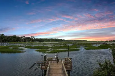 Image de Riverfront Retreat | Dock • Firepit • Dog Friendly