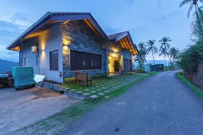 Image de “Where Every Path Leads to Heritage — That’s Kandy” Hills, Lake, golf