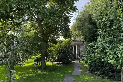 Image de The Hoeve'r Duinzicht vacation apartment is completely at ground level, has three comfortable bedrooms and a sheltered, green garden on the west side. Enjoy peace, space and privacy - with the beach and the cozy center in Fa