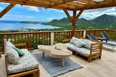Image de Secluded Hillside Villa Boasting Panoramic Harbour Vistas
