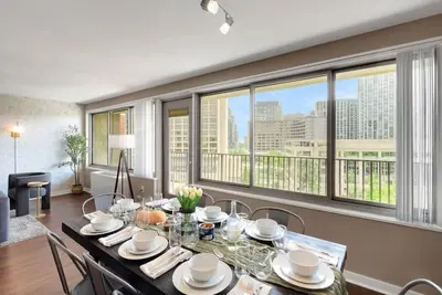 Image de True 3 bedroom, Large Family Suite, Boutique GEMm 5 min to Dca, Private Balcony, Gym and more!