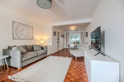 Image de charming 3-bedroom home is ideally located just steps from the golden sands of Stone Bay