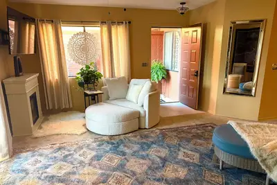 Image de Red Rock Serenity Luxury Condo - furnished, long-term stay