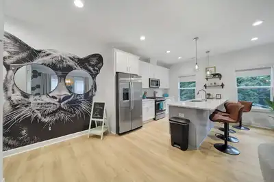 Image de Centrally Located Haven with Charlotte’s Signature Style