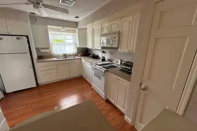 Image de 3/4 bedroom, 2 bath house located in the Eastwood Look section of Narragansett.