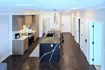 Image de Family Stylish 2br Condo w/City View, Dt, Balcony, F/Parking & In-Suite Laundry!