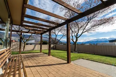 Image de Wanaka Gem on Kings Dr - Mountain Views