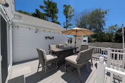 Image de Spectacular House! Fenced Yard. Playground Basketball, walk to Main St, ferries.